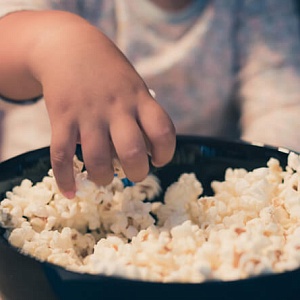 Попкорн детям: с какого возраста можно давать ребенку попкорн?